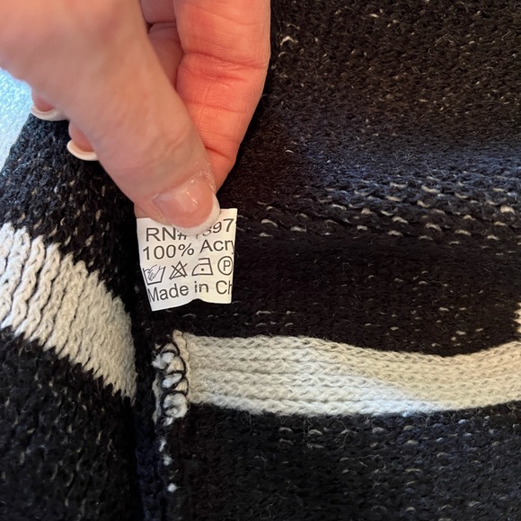 Crosstree Lane black and white shawl. - Picture 2 of 6